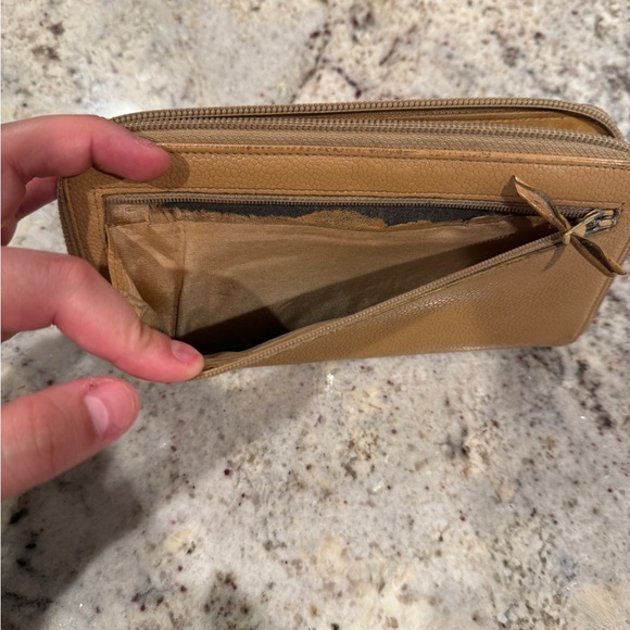 Chanel Caviar Zip Wallet (100% Authentic) - Picture 3 of 8